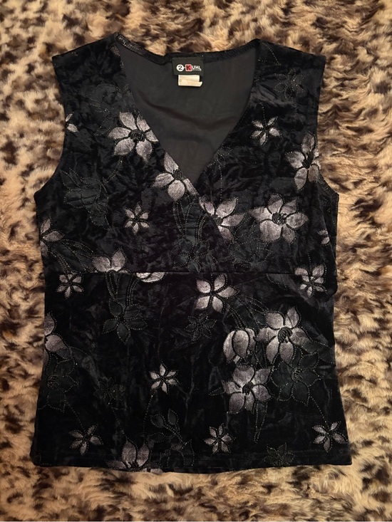 2-KUHL Tops - velour blouse with shimmery floral details